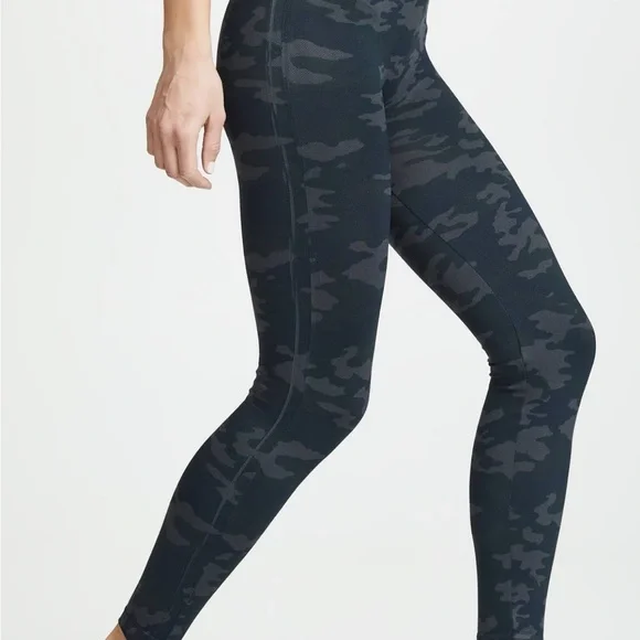 Spanx—Look at me now leggings. Black camo, size M - Picture 4 of 9